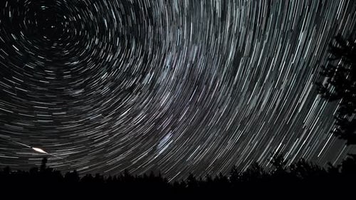 Star Trails im Nachthimmel