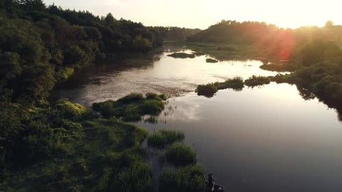 Mann fischt auf dem Fluss