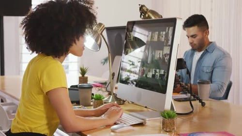 Deux collègues travaillant dans un bureau de création