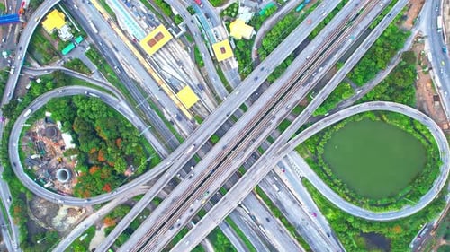 Superbe Drone à vue aérienne au-dessus du trafic autoroutier