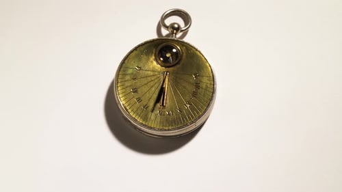 Solar-Uhr ist ein Mechanismus zum Drehen. Weißer Hintergrund. Nahaufnahme