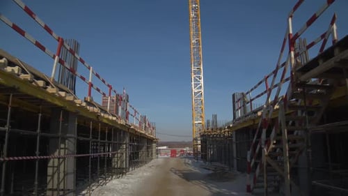 Pasarela entre los terrenos de concreto y los trabajadores de High Crane