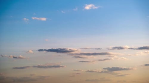 Wolken am blauen Himmel bewegen sich langsam und ändern ihre Form, Zeitraffer