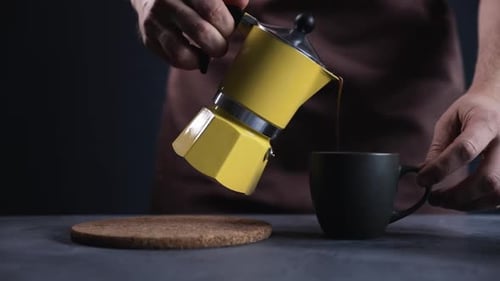 Café expreso en una olla de moka amarilla
