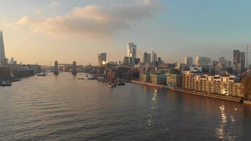 stabile Drohne schoss über die Londoner Themse in Richtung Sonnenuntergang im Stadtzentrum