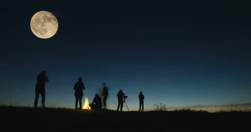 Amis adultes observant les étoiles ensemble la nuit