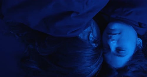 Gedanken, Reflexions-junge Lesbe bleibt neben ihrem Schlafpartner wach