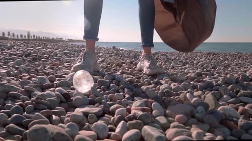 una voluntaria recoge basura en una bolsa de basura negra.