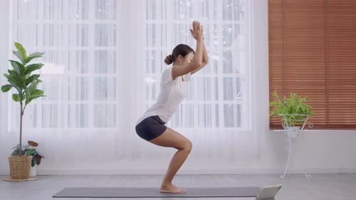 Formation individuelle de professeur de hatha yoga Parivrtta Anjaneyasana en croissant