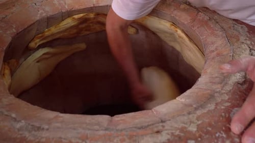 Boulanger préparant du lavash turc au tandoor, four en argile. Processus de cuisson.