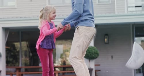 Padre e hija saltando en el trampolín 4k