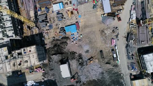 Über die Baustelle fliegen. Bagger entfernen Schutt, Steine. Drohnen-Aufnahmen