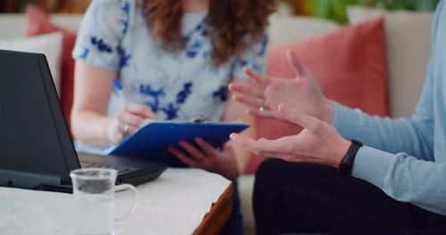 Homme d'affaires faisant des gestes lors d'une conversation professionnelle avec un collègue