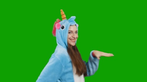 Porträt eines jungen brünetten Mädchens im Einhorn-Kostüm