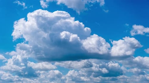 Timelapse des cumulus se déplaçant dans l'espace des nuages du ciel bleu
