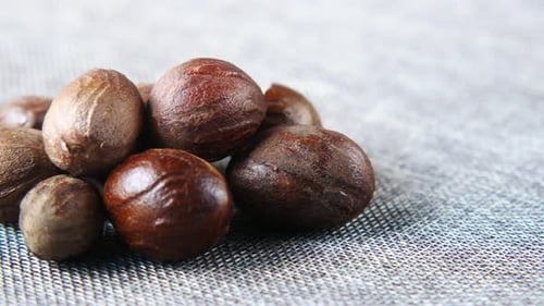 Gemahlene Muskatnuss auf dem Tisch