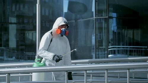 Coronavirus-Desinfektion. Biohazard Kostüm. Atemschutzmaske. Covid-19 Mers