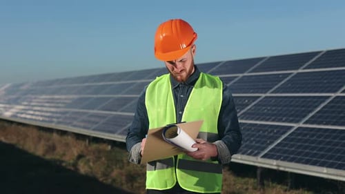 Der Ingenieur inspiziert Sonnenkollektoren