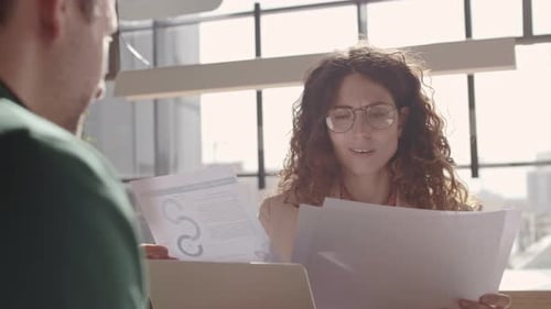 Une patronne estime le travail d'un employé masculin