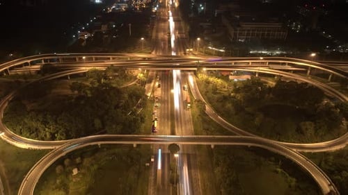 4K : Vue aérienne par Drone Hyperlapse de la route de jonction à plusieurs niveaux de l'autoroute.