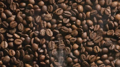 Geröstete Kaffeebohnen mit Rauch