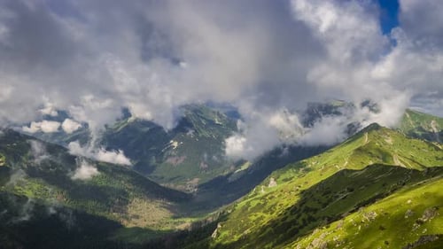 Vue sur la vallée verdoyante depuis Kasprowy Wierch par une journée ensoleillée avec des nuages, Pologne, timelapse, 4K