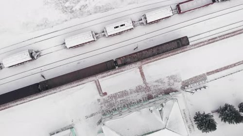 Kleiner alter Bahnhof im Dorf mit Zügen
