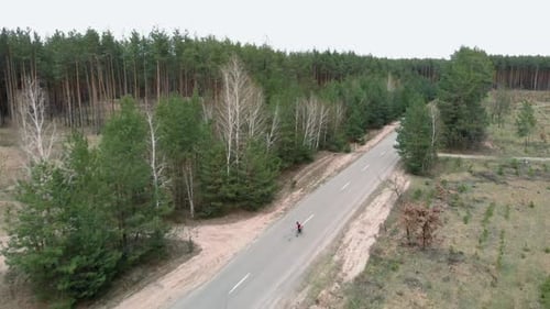Radsport-Training. Triathlon-Cardio-Training Fitness-Übungen. Radfahrer radelt auf dem Rennrad