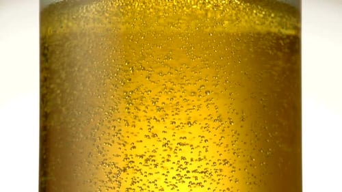 Extreme Nahaufnahme von Bierblasen im Glas, Zeitlupe