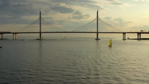 Vue aérienne du pont à haubans au coucher du soleil