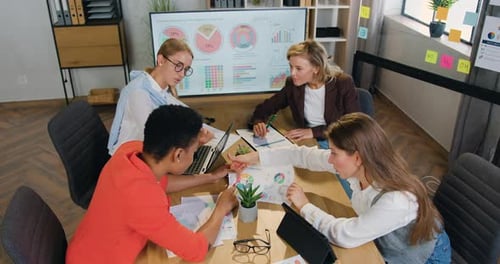 Équipe d'affaires féminine qui travaille ensemble au bureau et discute des organigrammes
