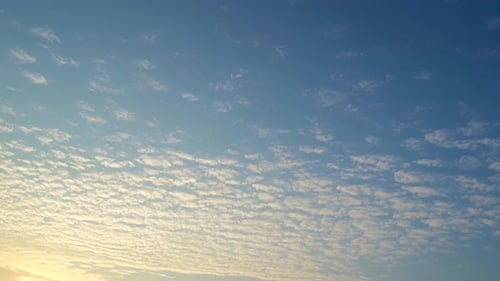 4K: Zeitraffer des bunten Himmels während des schönen Sonnenuntergangs. Romantische Wolken.