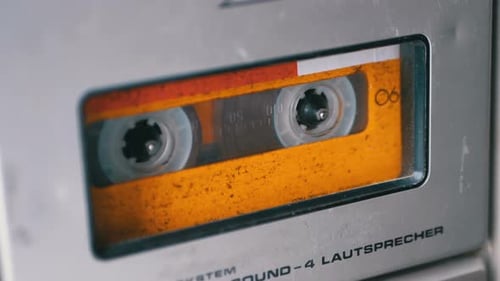 Cassette audio. Le magnétophone vintage joue la cassette audio insérée dedans