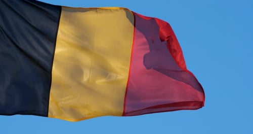 Die belgische Nationalflagge weht im Wind.
