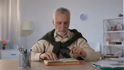 Livre de lecture d'homme âgé avec loupe, attention aux détails, érudition