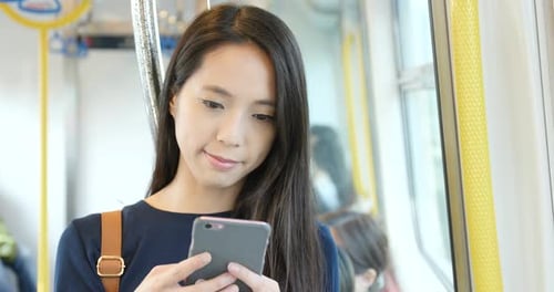Utilisation par une femme d'un téléphone portable dans le compartiment du train