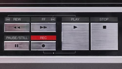 Gros plan extrême sur les boutons d'un vieux magnétoscope ancien ou vintage Appuyer sur le bouton de lecture plusieurs fois