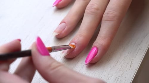 Aplicar uma camada de base antes de revestir as unhas com esmalte