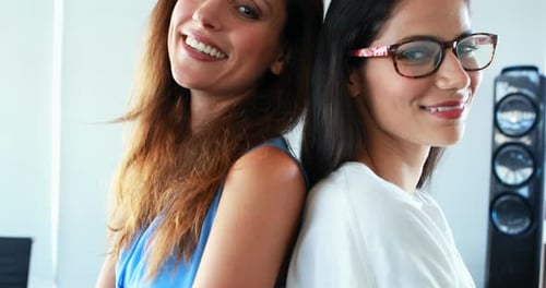 Retrato de mujeres ejecutivas de pie espalda con espalda 4k
