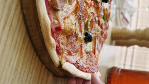 Gebackene Pizza mit Wurstgemüse und Oliven