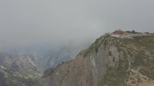 Vue aérienne d'un abri au sommet du mont Psari, en Grèce. Concept de tourisme et de voyage. Randonnée c