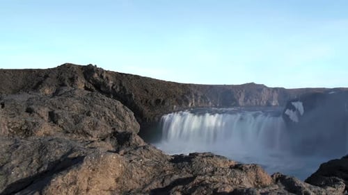Zeitrafferrutsche aus Lavafelsen vom Godafoss-Wasserfall