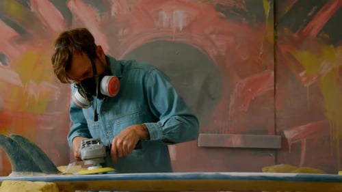 Mann schleifendes Surfbrett