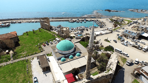 Luftbild über Moschee und Hafen