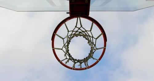Basketball läuft durch einen Basketballkorb 4k