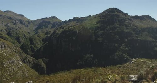 Landschaft mit Bergen und Felsen