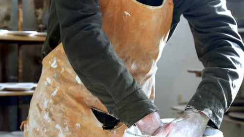 Potier mâle se laver les mains 4K