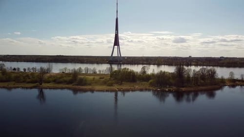 Vue sur la tour de télévision de Riga