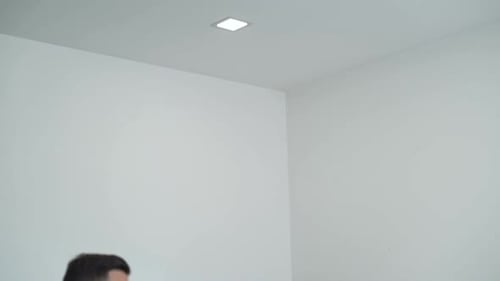 Junger Geschäftsmann am Computer trinkt nervös Kaffee und bedeckt sein Gesicht mit den Händen