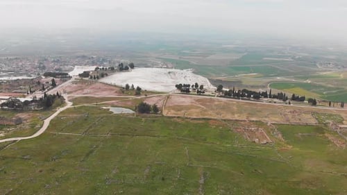 Vista aérea de drone da antiga cidade de Pamukkale, Hierápolis